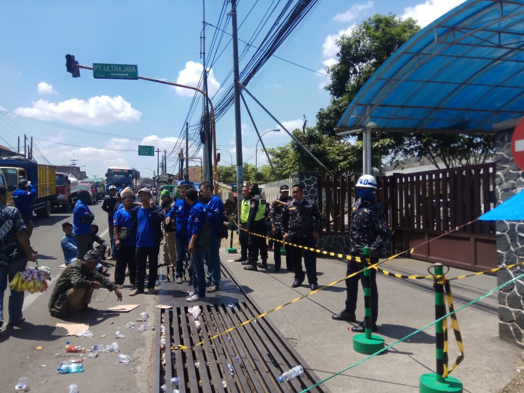 Karyawan PT Ultrajaya Milk Mogok Kerja