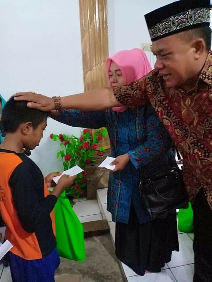 Kades Cilegong Santuni Anak Yatim dan Lansia