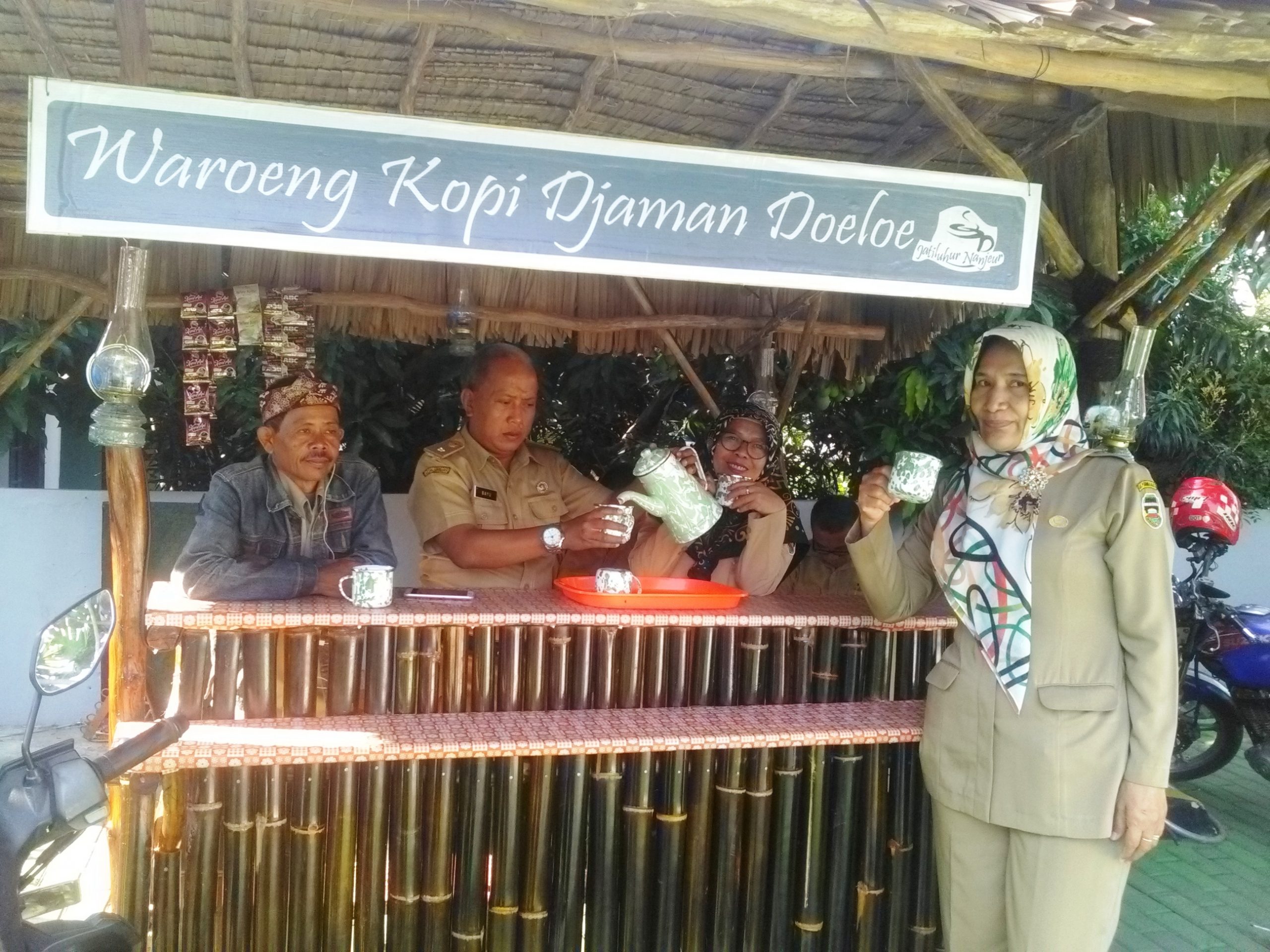 Manjakan Warga, Pemeritah Kecamatan Jatiluhur Bangun Kedai Kopi Gratis