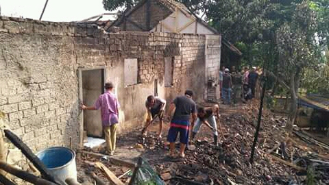 Warga Bangun Kembali Rumah Uci