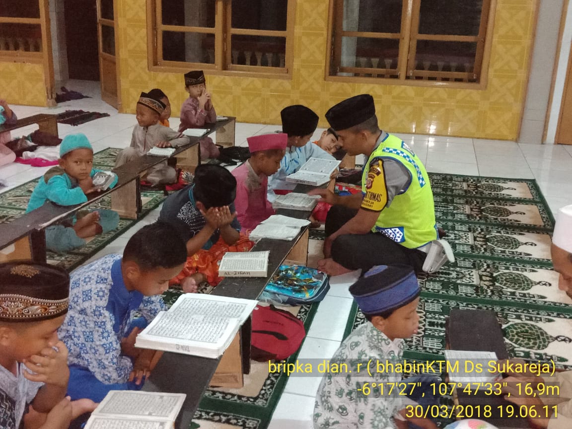 Bripka Dian Rutin Mengajar Anak Baca Alquran