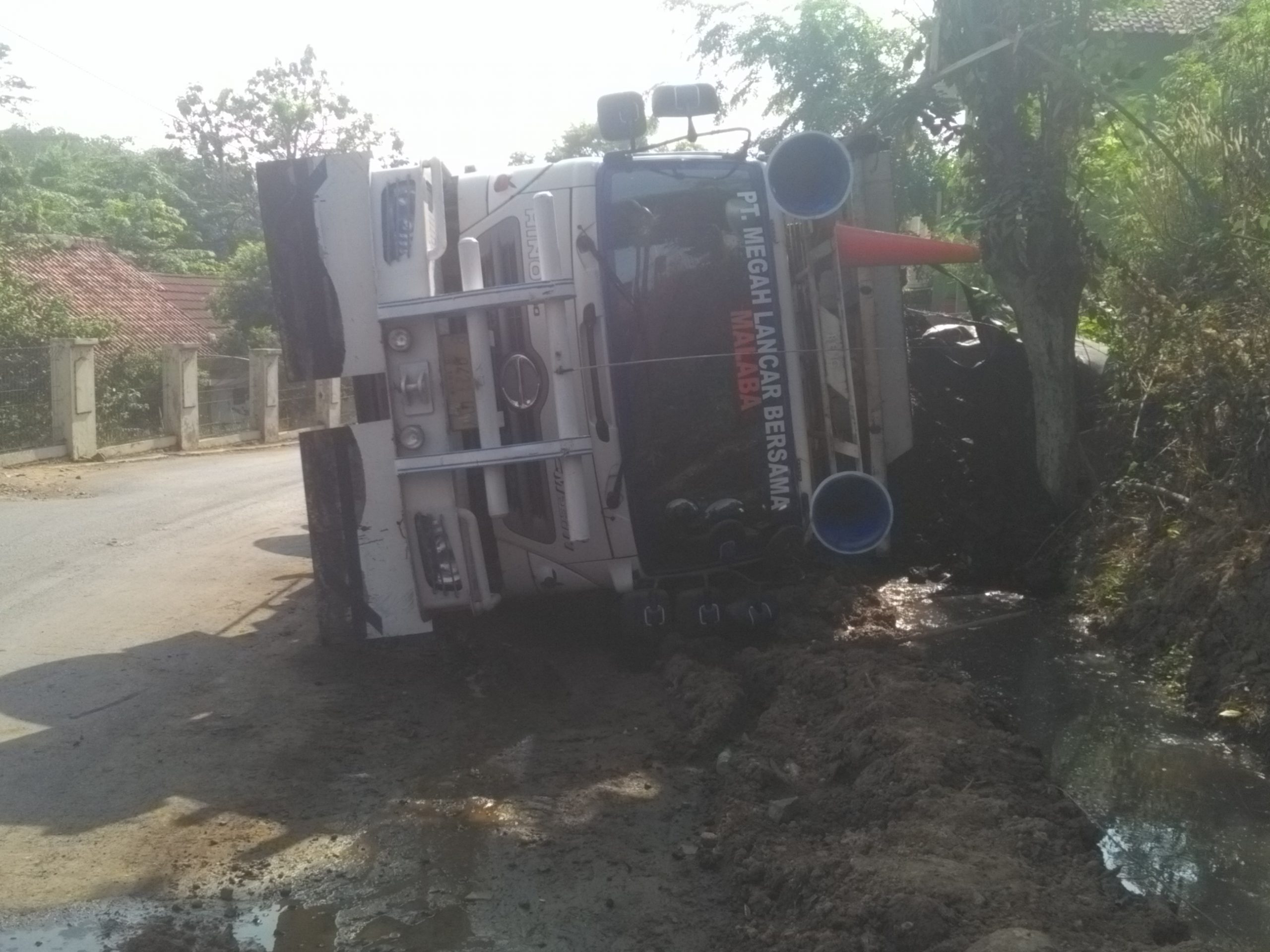 Truck Tronton Bermuatan Batubara Terperosok