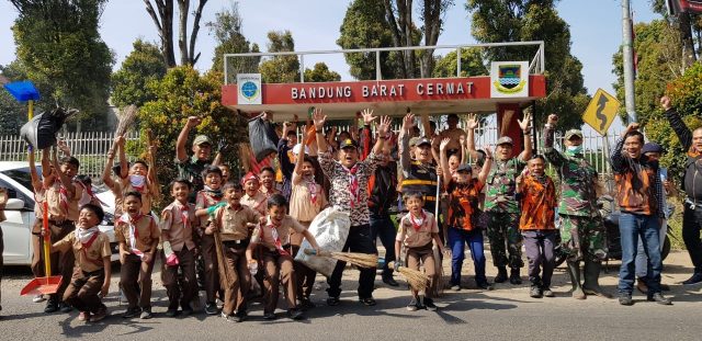 Warga Lembang Bersih-bersih secara Serentak