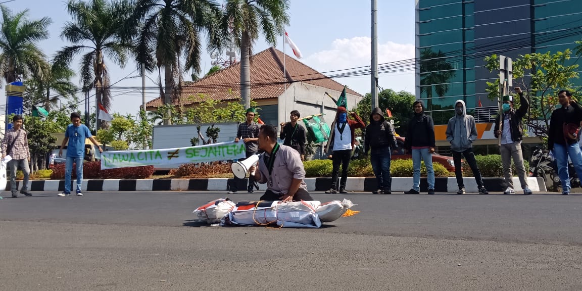 Kecewa Kepemimpinan Jokowi-JK, Mahasiswa Bakar Boneka Pocong