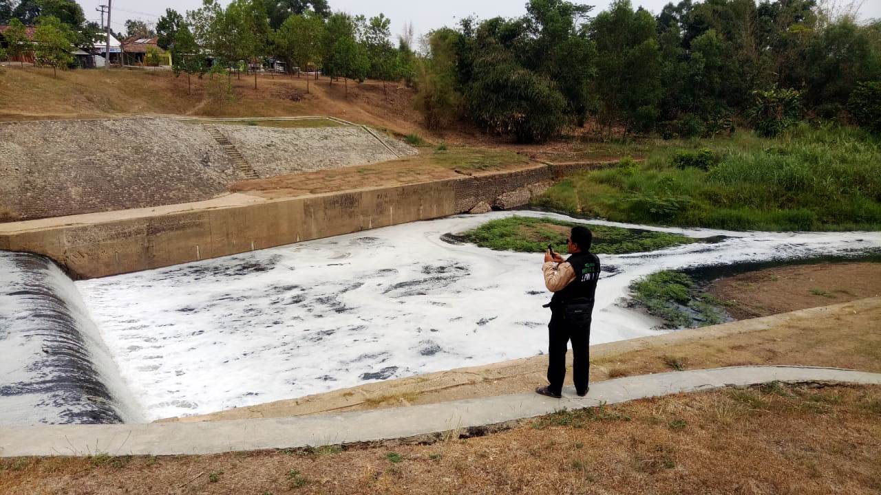 Air Sungai Cilamaya Menghitam dan Bau, Warga Mulai Mual dan Pusing