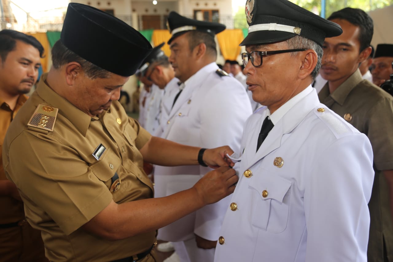 Umbara Lantik 12 Penjabat Kepala Desa