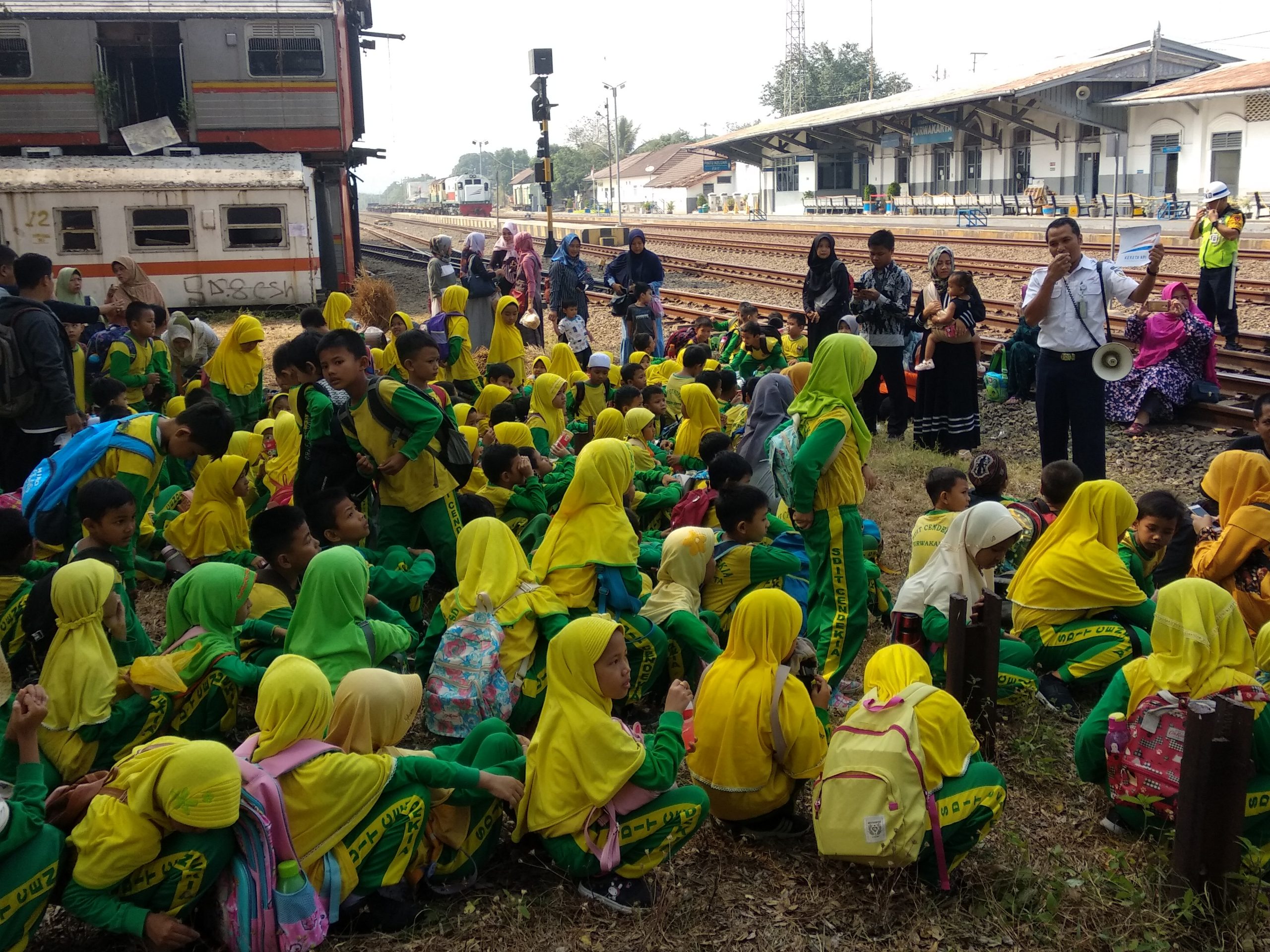 Rihlah Ilmiah SDIT Cendikia di Stasiun KA