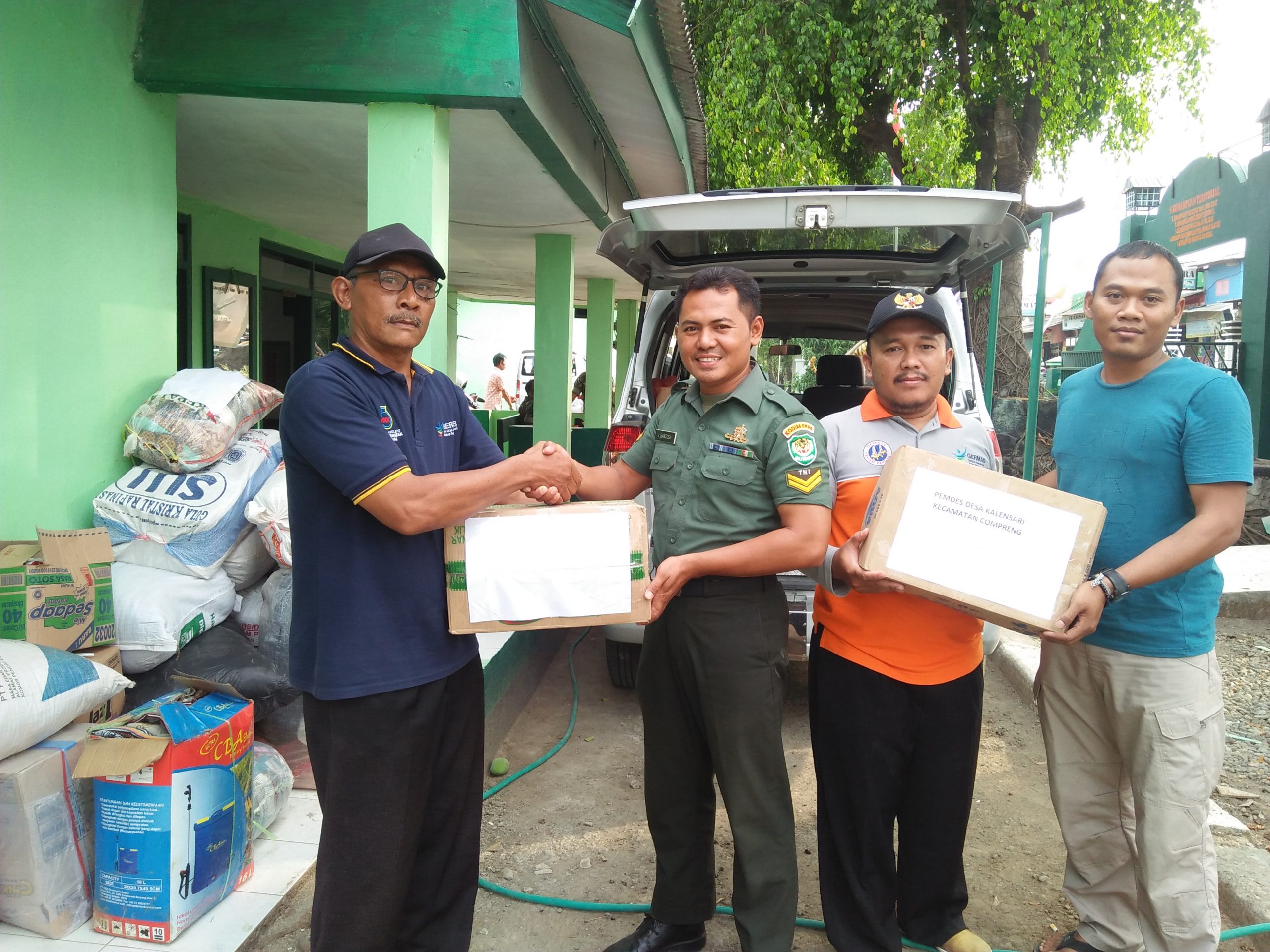 Serahkan Bantuan Korban Gempa Sulteng