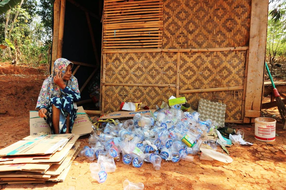 Mak Ilem Berteduh di Gubuk Tua Sebatang Kara, Bertahan Hidup dari Belas Kasihan Orang