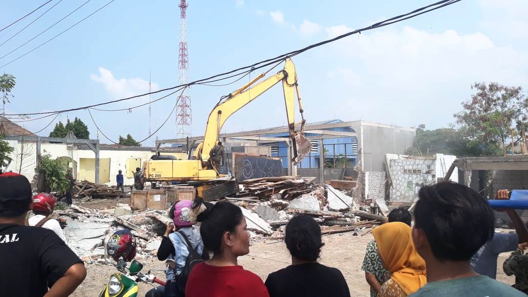 Tim Gabungan Dihadang Emak-Emak, saat Pembongkaran Bangunan Ilegal