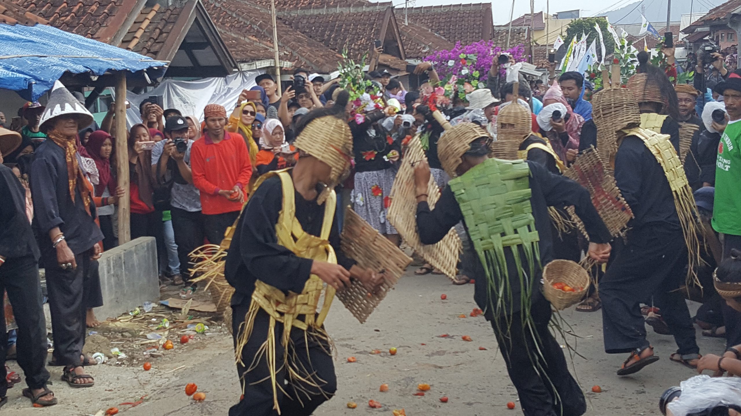 "Perang" Warga Habiskan 2 Ton Tomat, Jadi Tradisi Tahunan Masyarakat Desa Cikidang