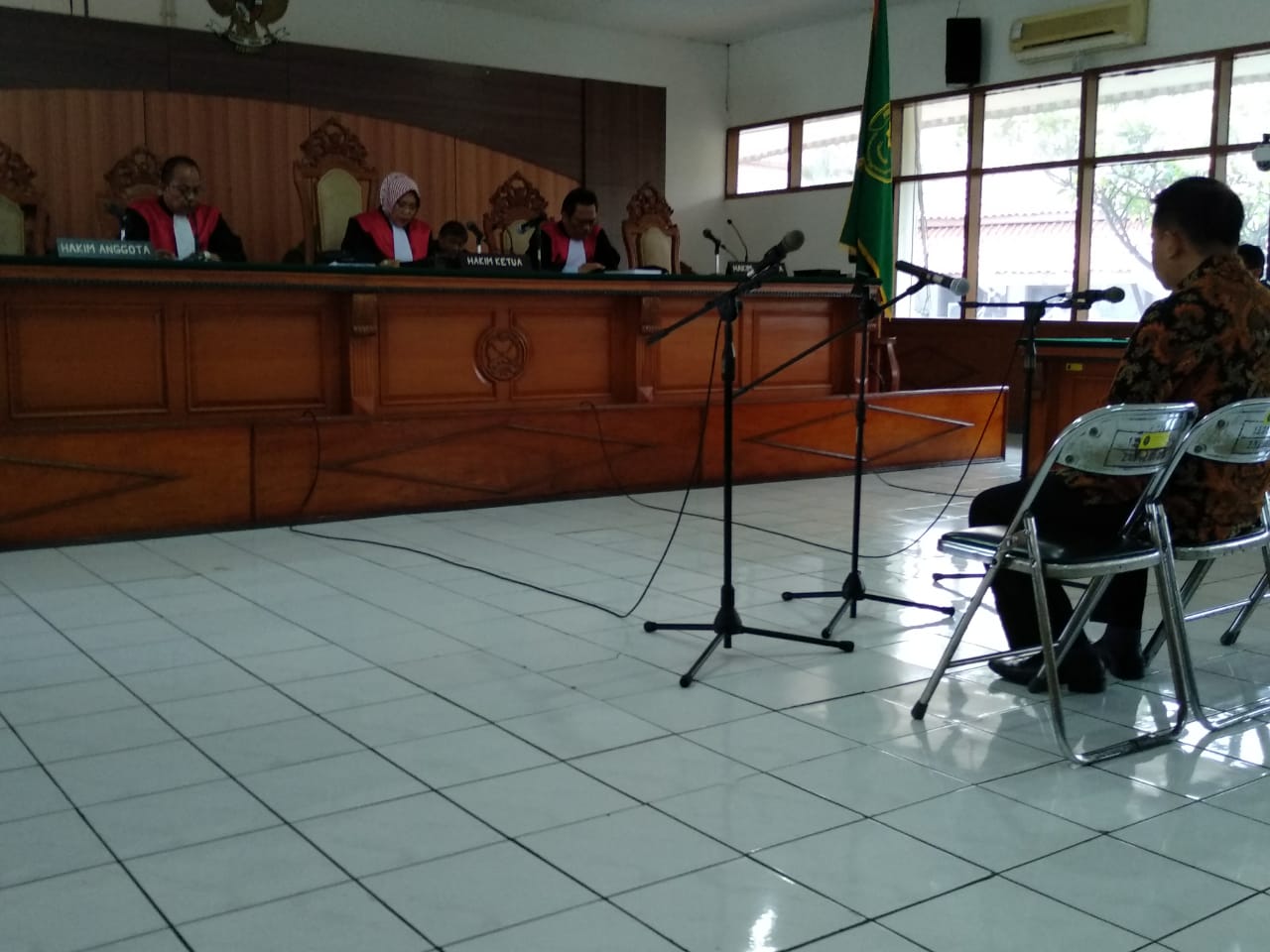 Divonis 4,6 Tahun Penjara, Asep Menangis