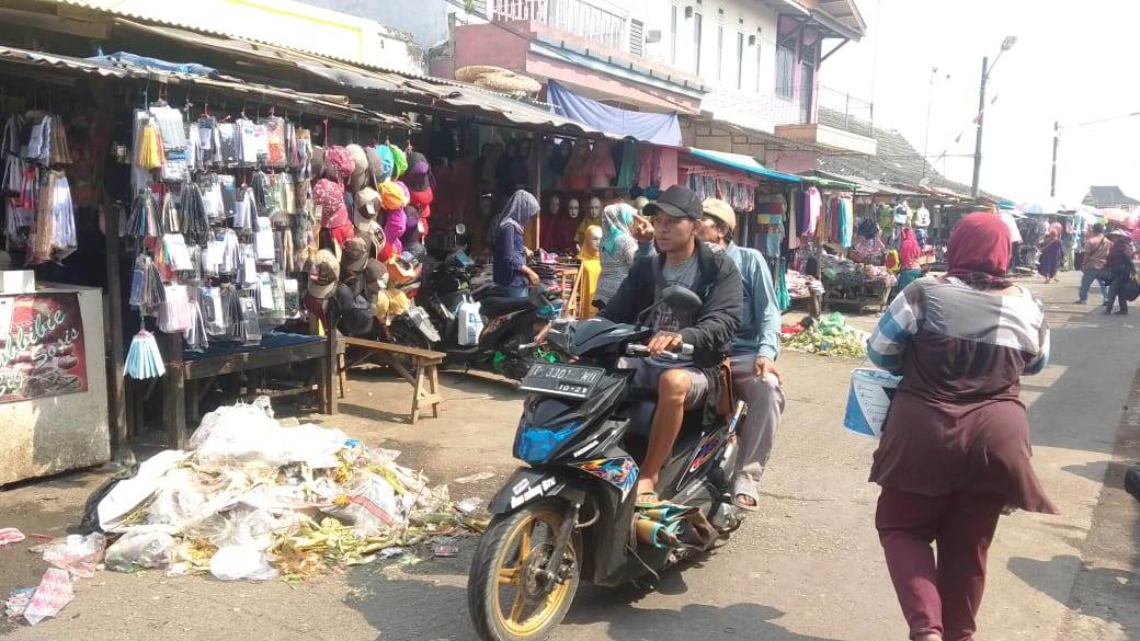 Pedagang Pasar Cilamaya Merasa Ditekan Pengembang