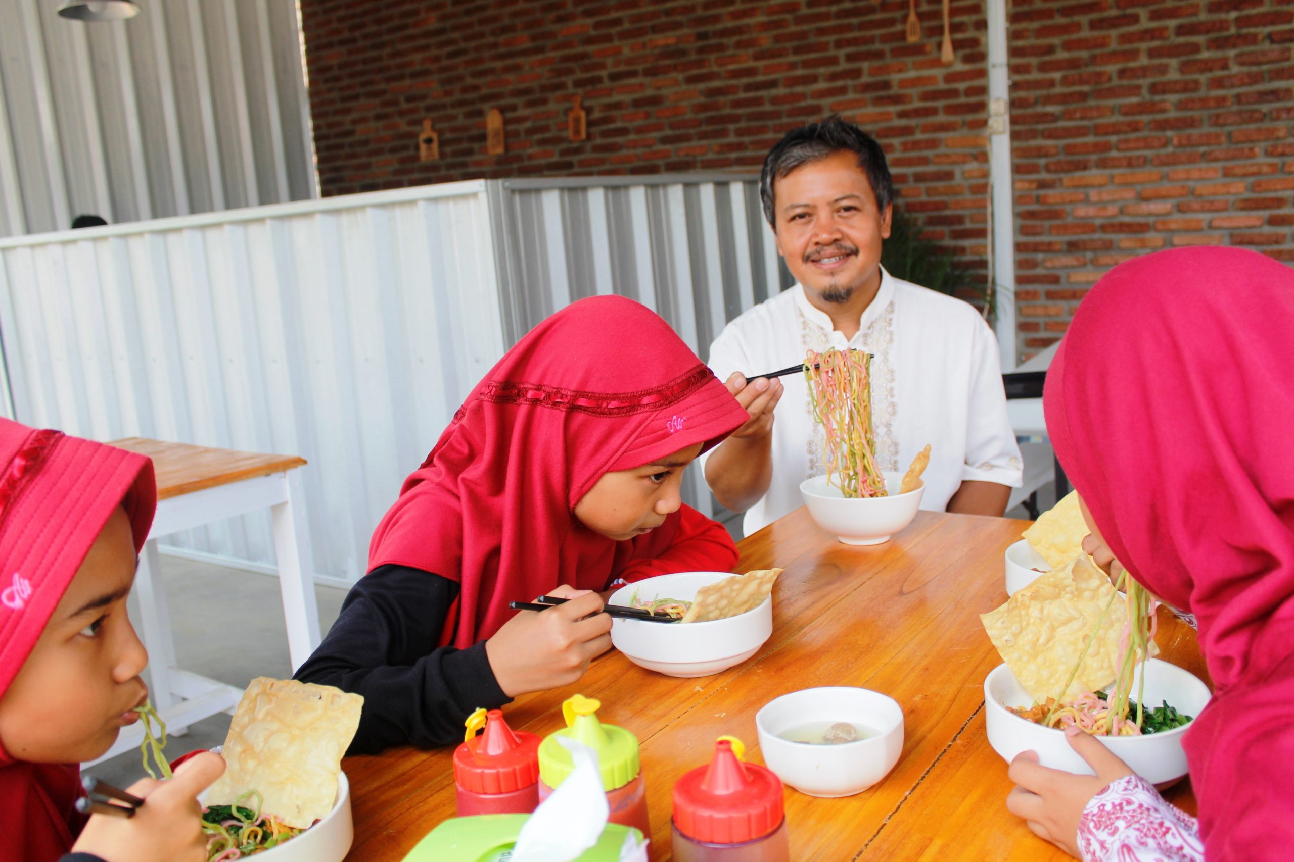 Mie Ayam Pelangi, Tawarkan Mie tanpa Pewarna Buatan