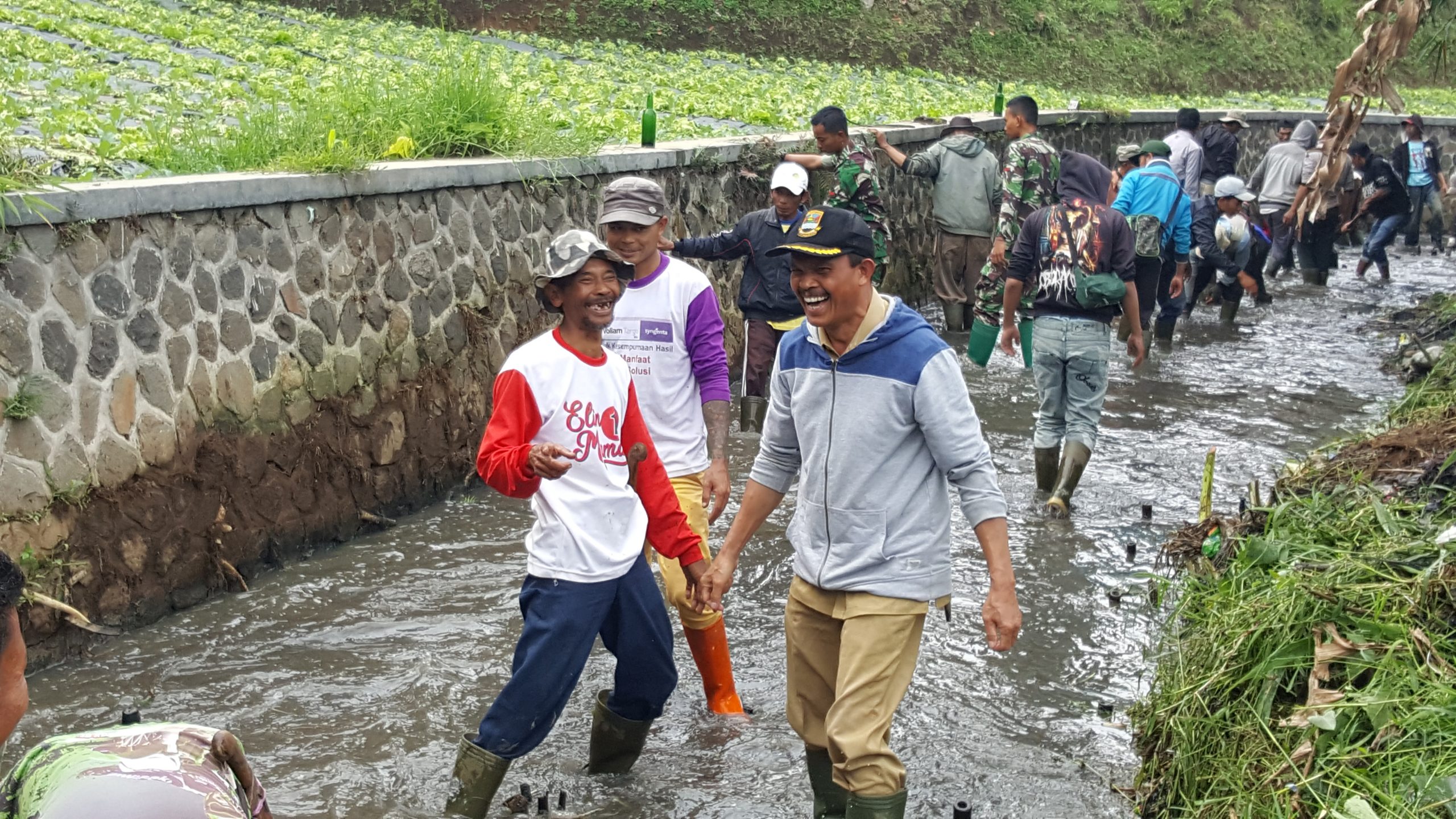 Ratusan Warga Bersihkan Sungai dari Sampah