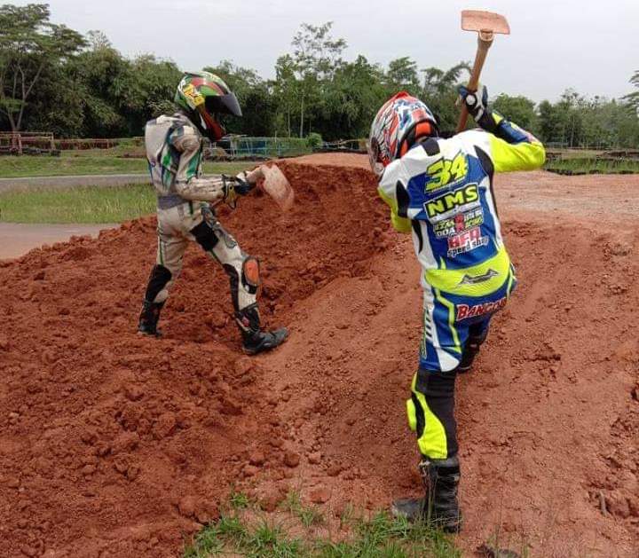 Gundukkan Tanah Menggangu Jalur Latihan, Panitia Supermoto Diminta Tanggung Jawab