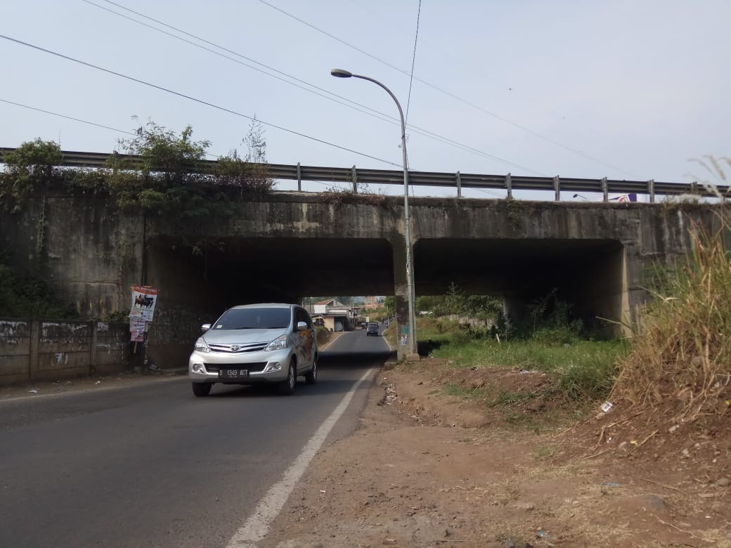 Meski Dilarang, Kendaraan Besar Kerap Lewati Jalur Padalarang