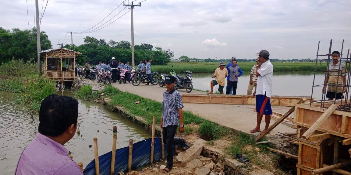 Akses Jalan Ditutup, Warga Desa Karangligar Protes