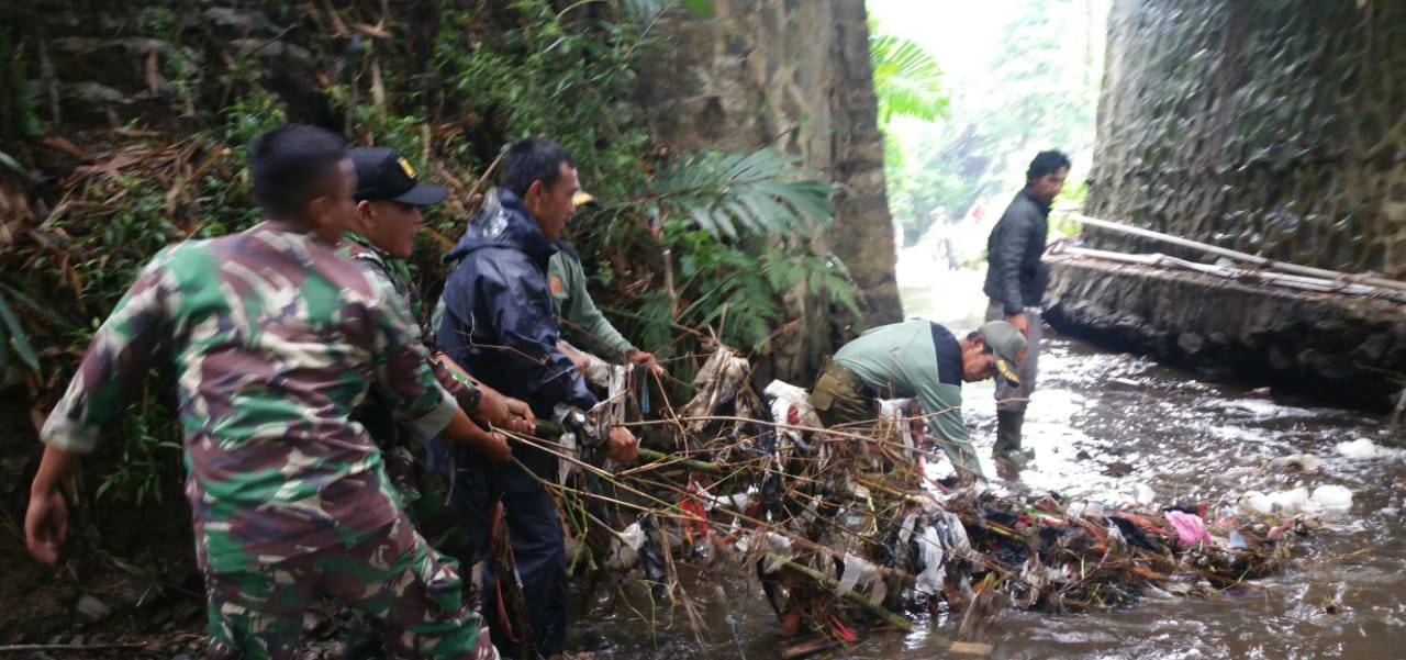 Antisipasi Banjir, Warga Ramai-Ramai Bersihkan Sungai