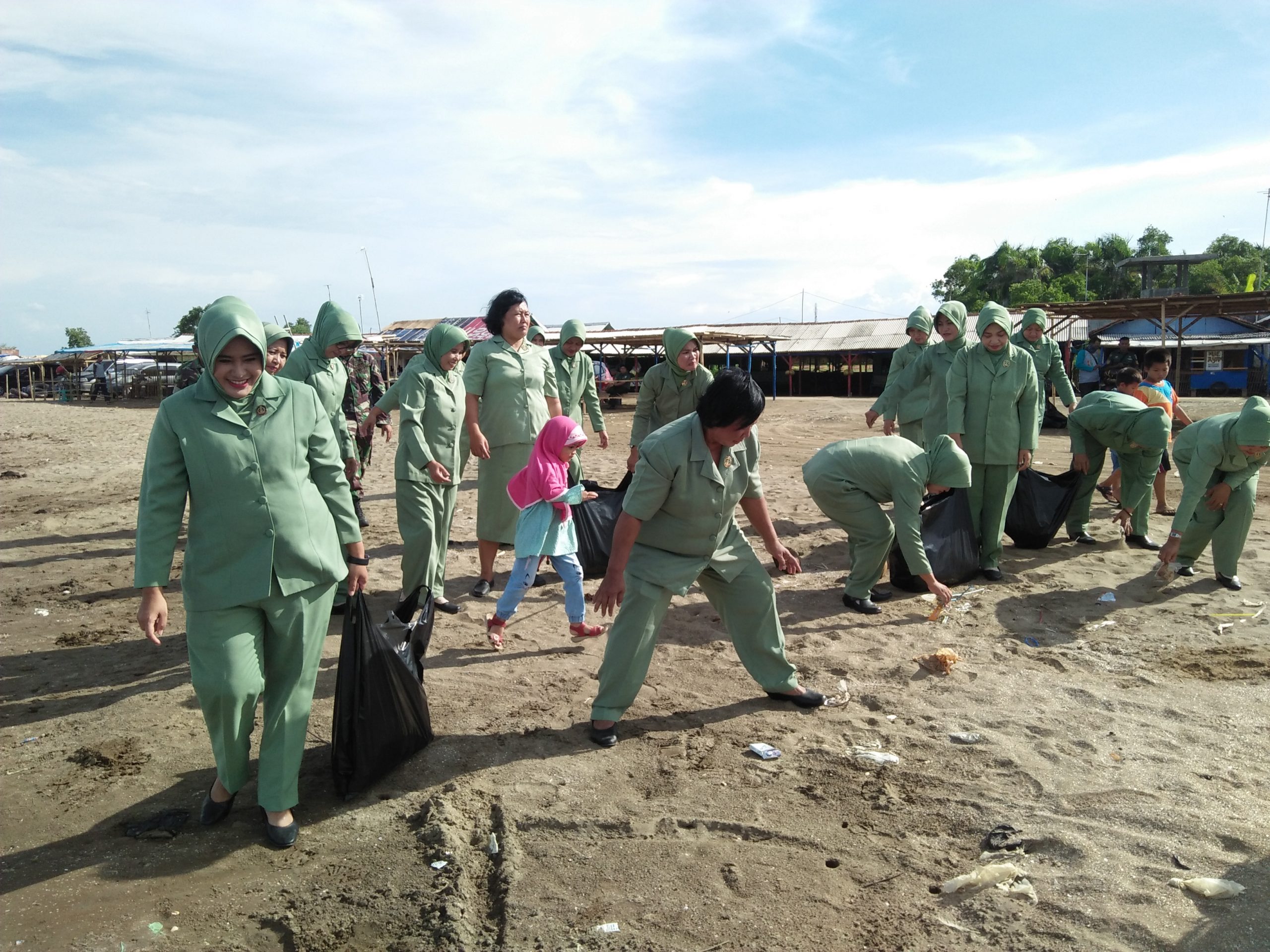 Persit Bersihkan Pantai Patimban