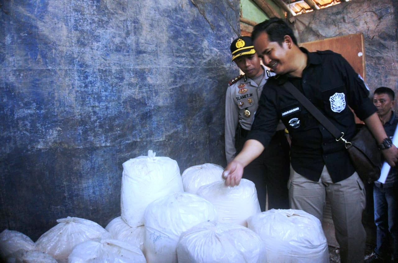 Polisi Geledah Gudang Bumbu Seblak Kadaluarsa