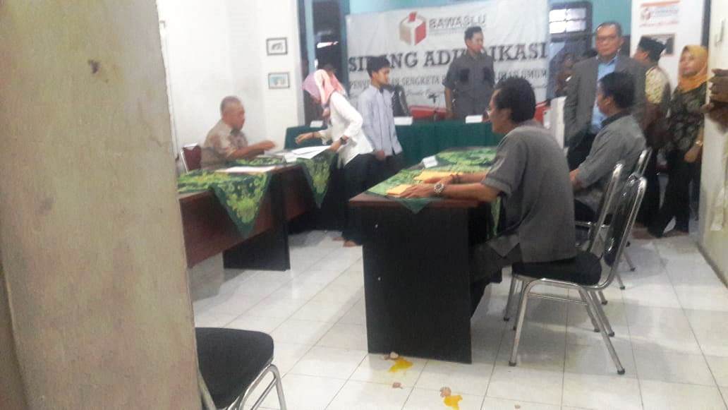 Aksi Lempar Kardus dan Telur Warnai Sidang Putusan