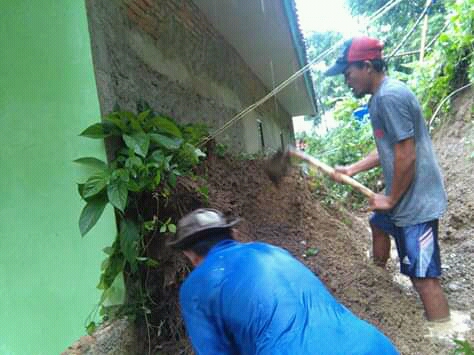 Longsor Nyaris Timbun Rumah Warga