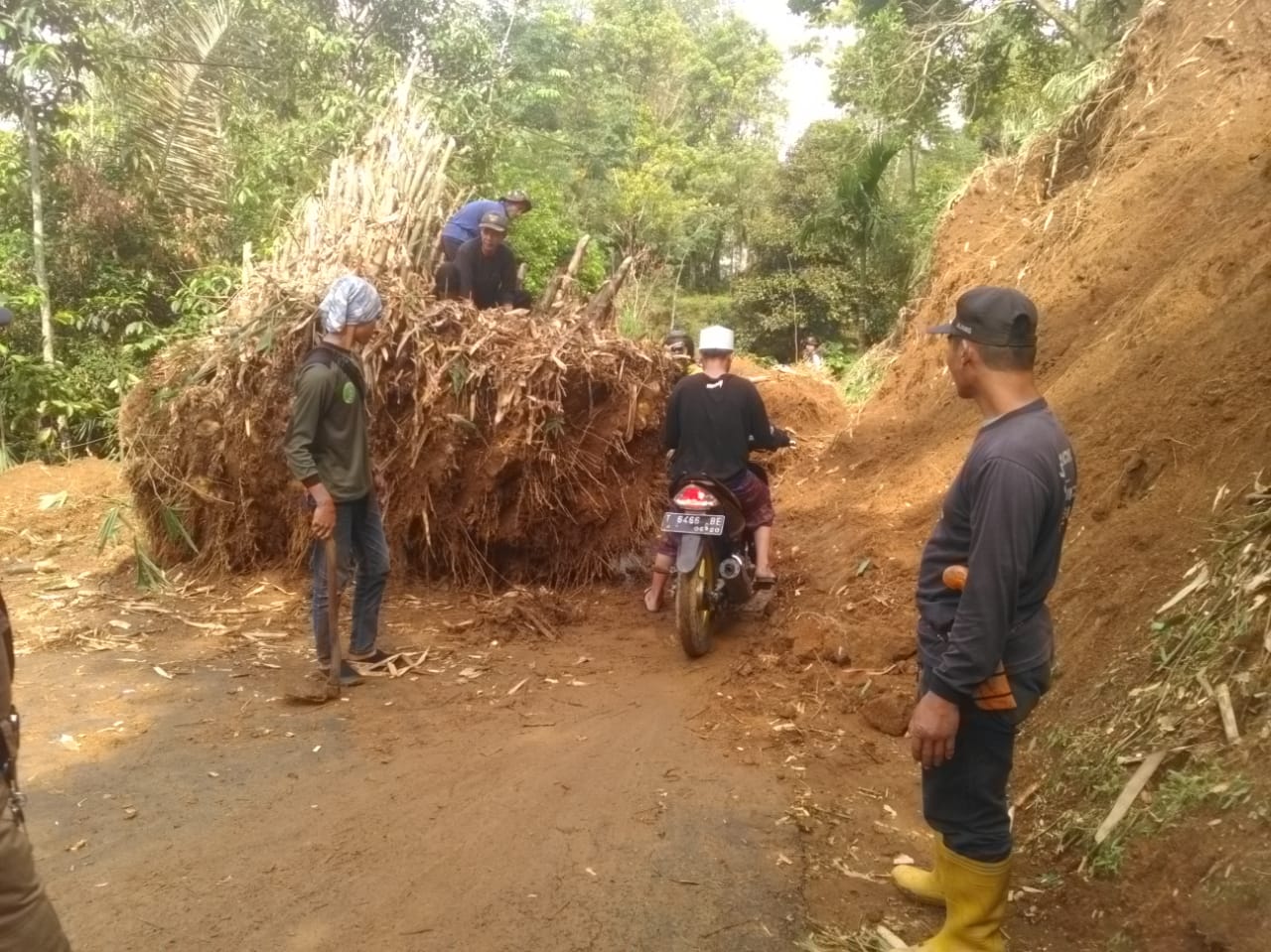 Jalan Menuju Pasanggrahan Tertutup Longsor, Kendaraan Roda Empat Harus Memutar