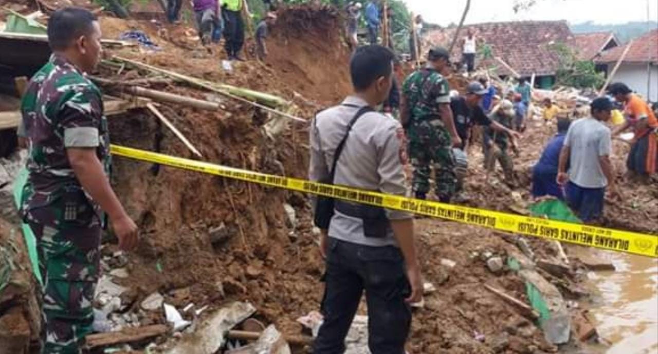 Prajurit TNI dari Koramil 1901 Langsung Sigap Bantu Evakuasi Korban Longsor