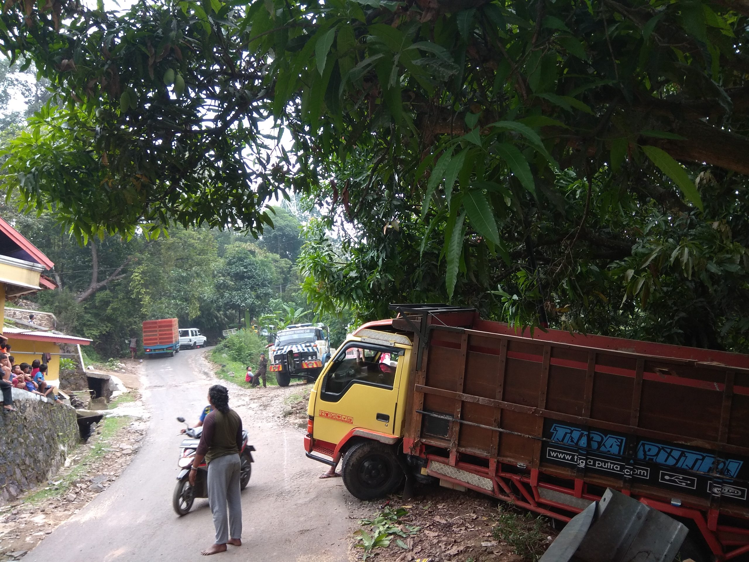 Tidak Kuat Nanjak, Truk Mundur Lagi Hampir Menimpa Rumah