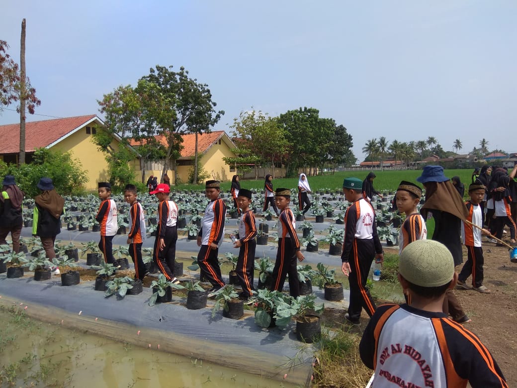 SMKN 1 Pusakanagara Kembangkan Kegiatan Agroedukasi