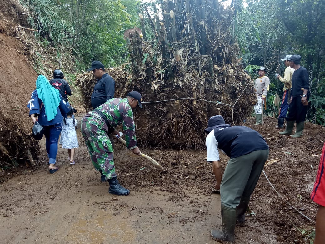 Longsor di Desa Cikeris Tutup Akses Jalan