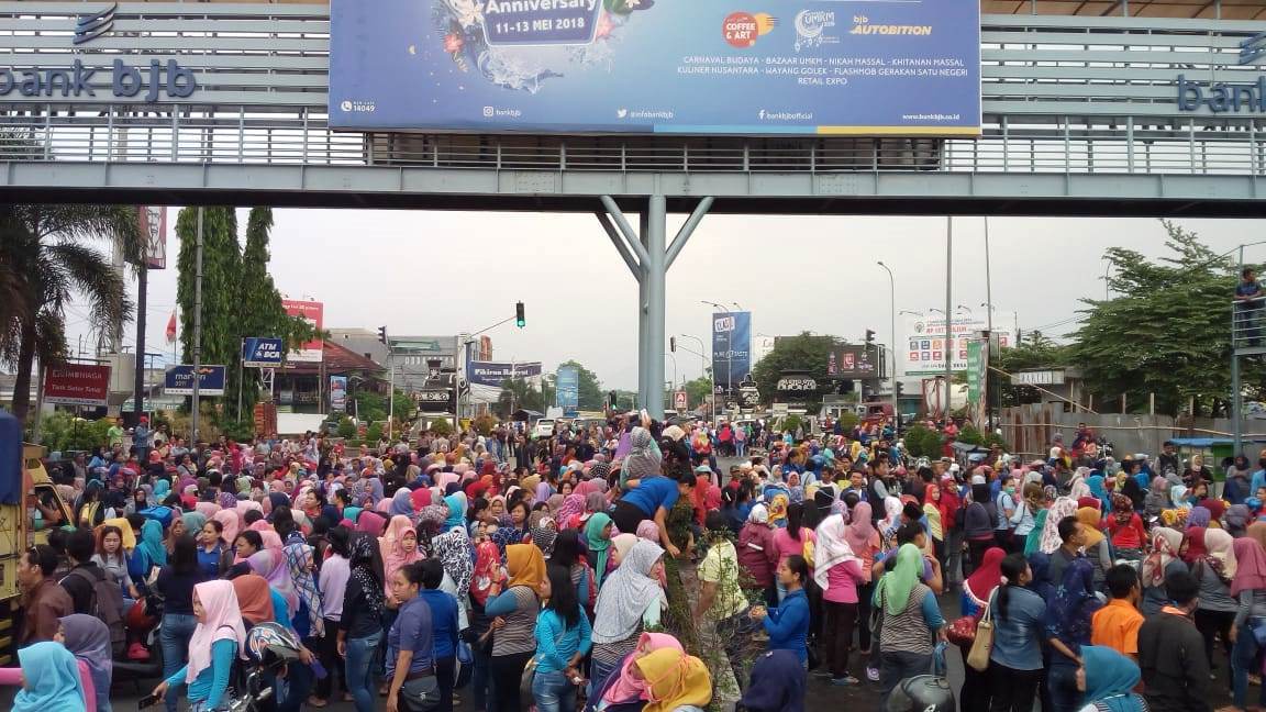 Pabrik PT Dada Tutup, Ribuan Buruh Turun Ke Jalan