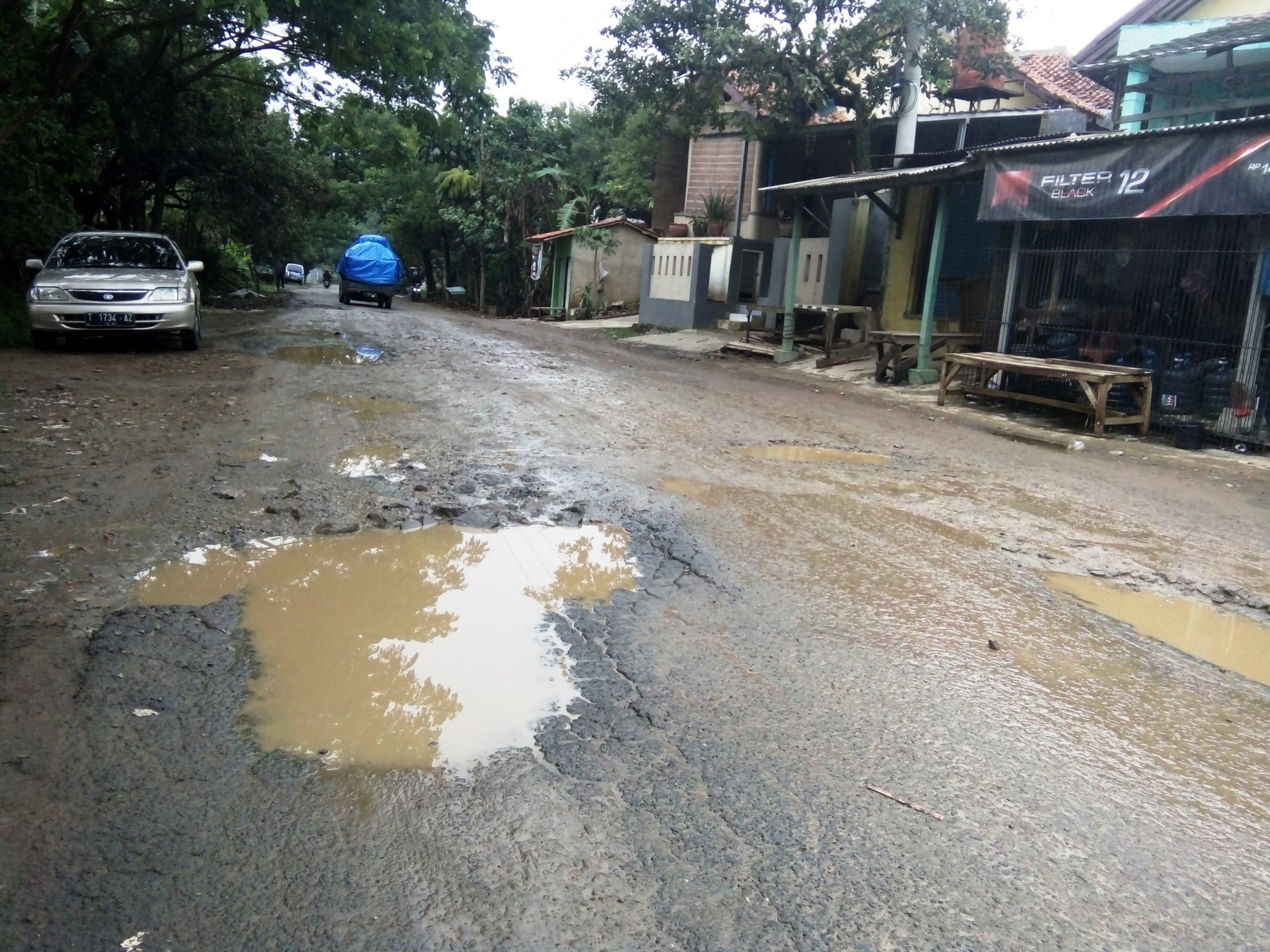 Jalan Berlubang Bahayakan Pengendara, Pemkab Diminta Segera Perbaiki