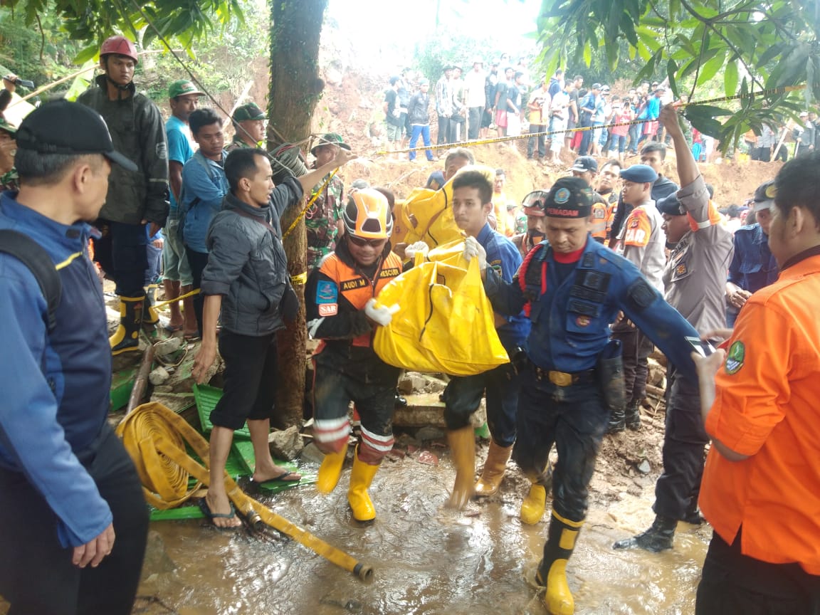 Nenek hingga Cucu Tertimbun Longsor, Lima Orang Luka-luka, Tiga Rumah Rusak Berat