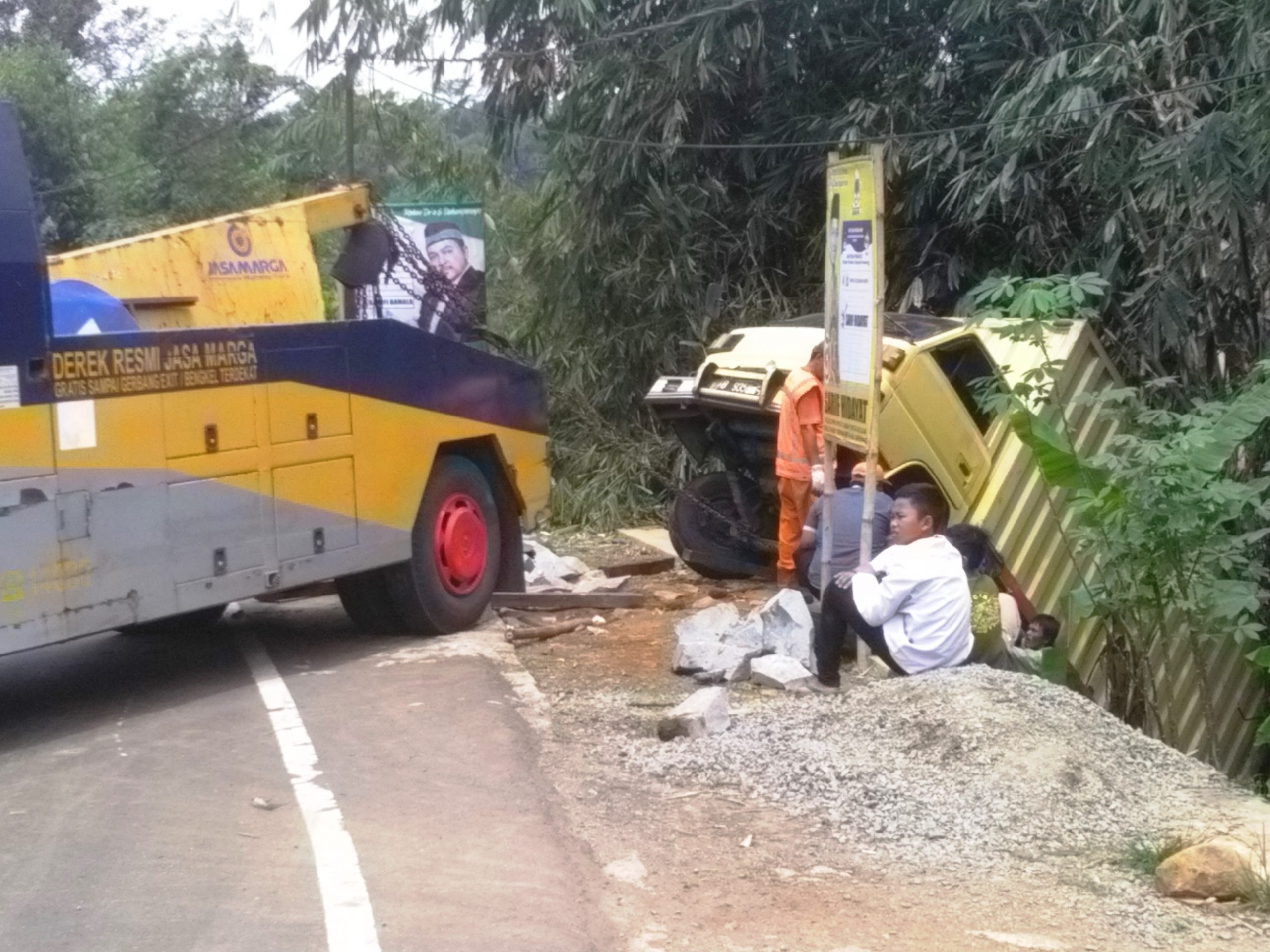 Rem Blong, Mobil Box Terjun Ke Jurang