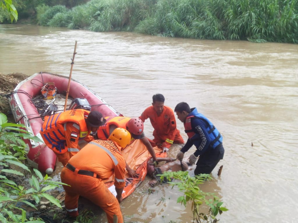 Terpeleset di Sungai, Dadi Tewas Terbawa Derasnya Arus