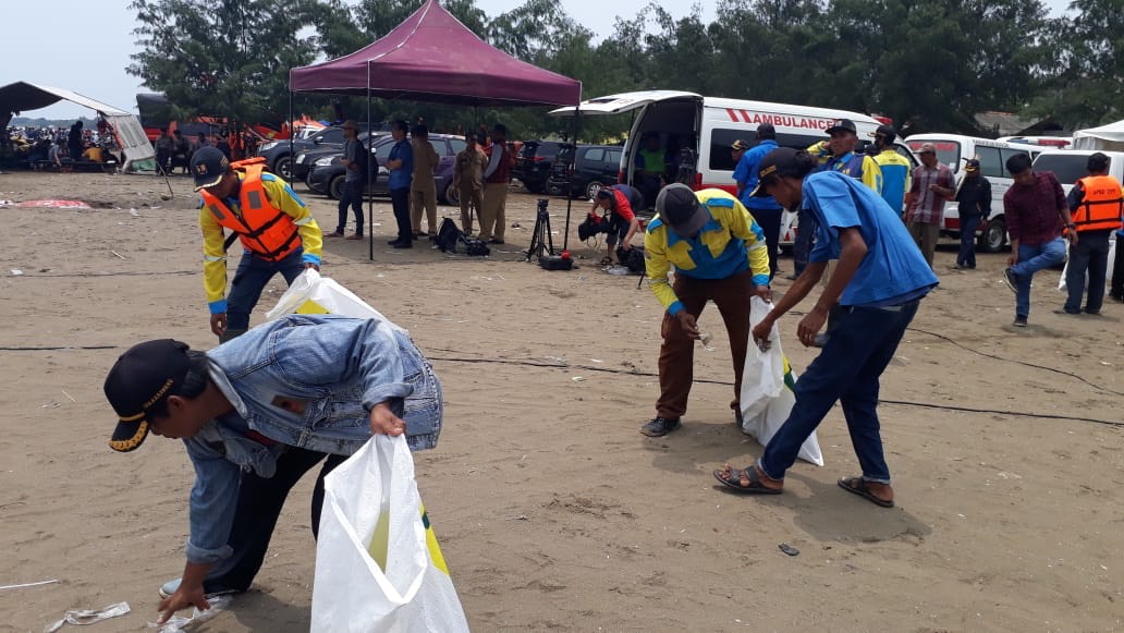 Sampah Berserakan di Pantai Tanjungpakis