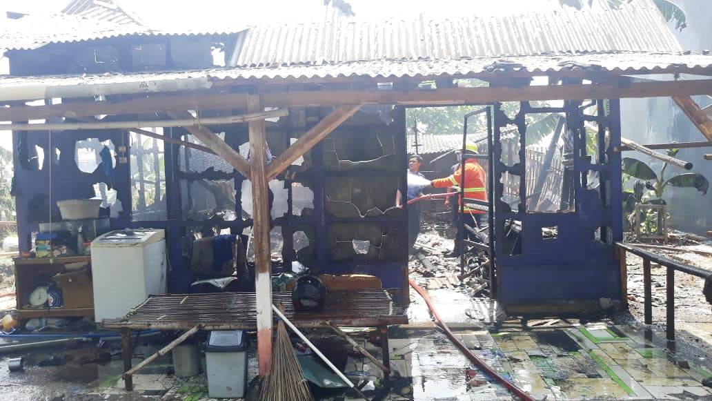 Akibat Korsleting Listrik, Seisi Rumah Luder Terbakar