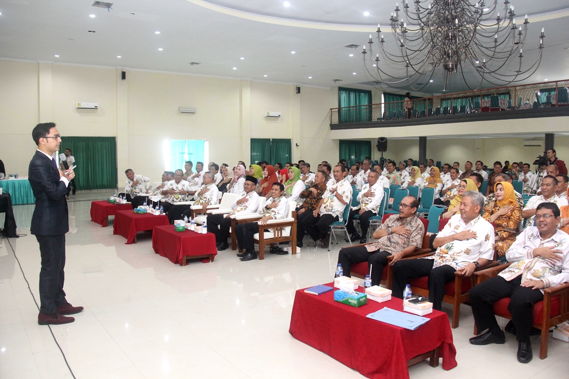 Pejabat Diharapkan Tingkatkan Etos Kerja