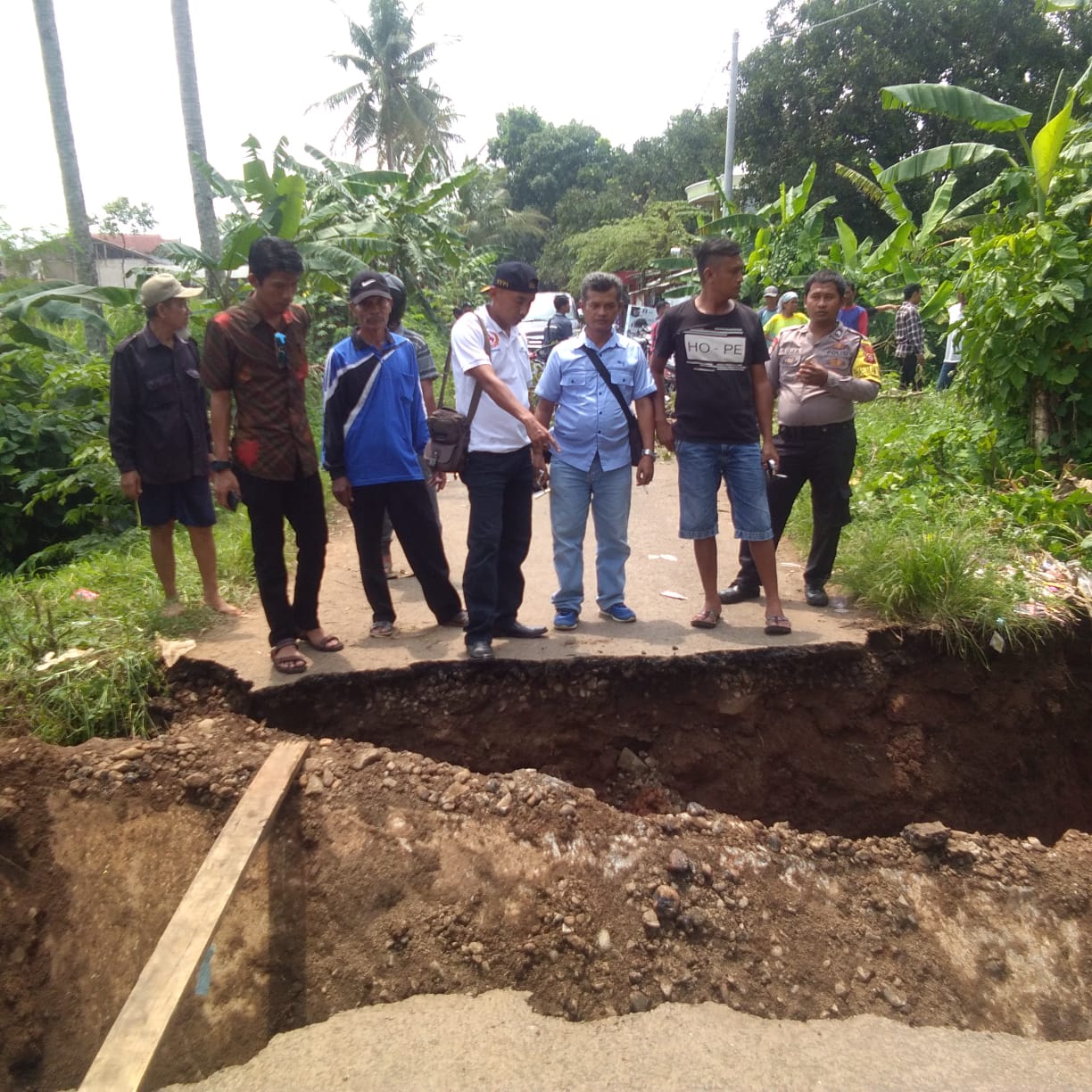 Jalan Penghubung Dawuan Menuju Kalijati Ambrol