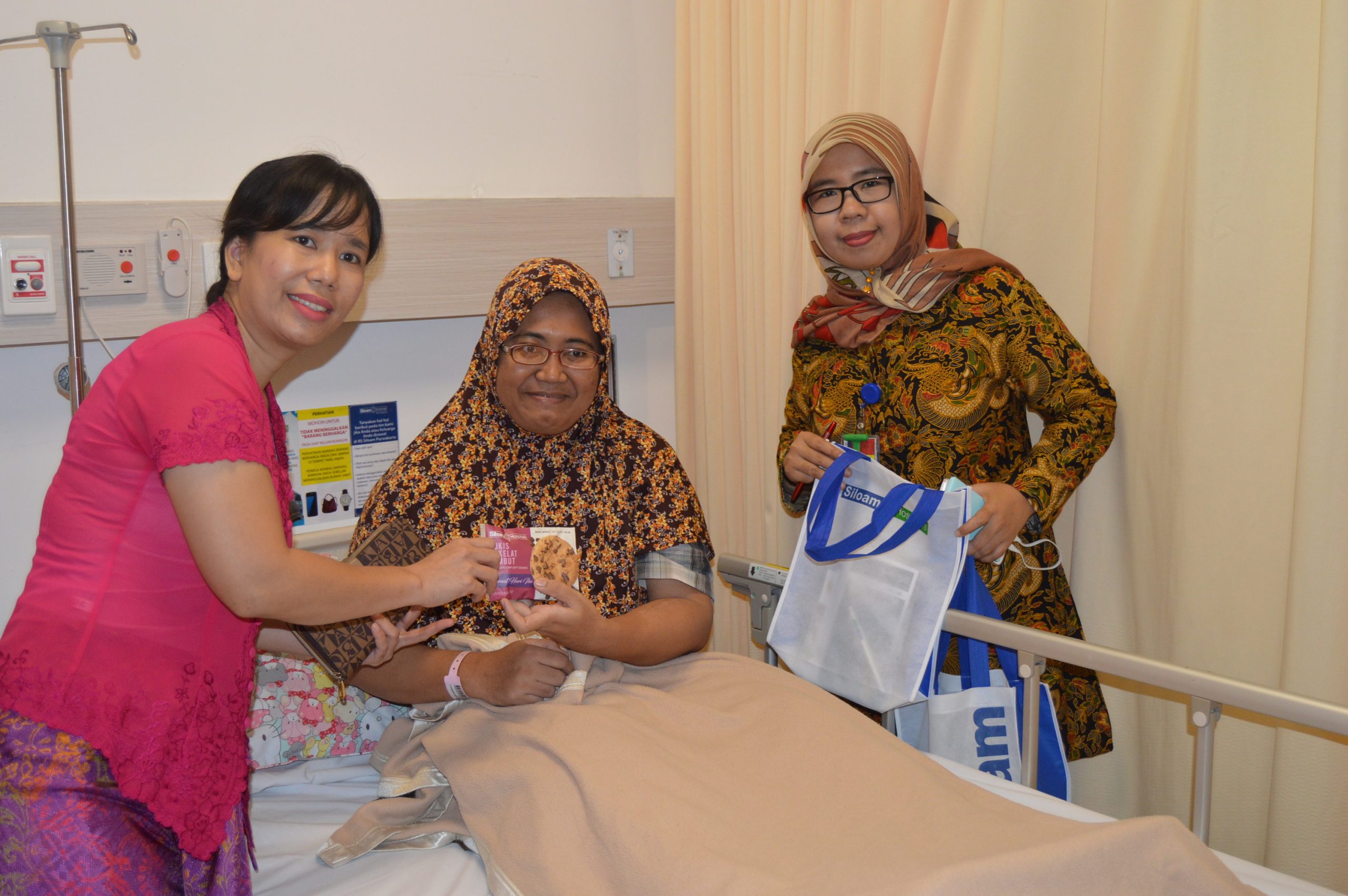 Hari Ibu, Siloam Hospitals Bagikan Kado Manis