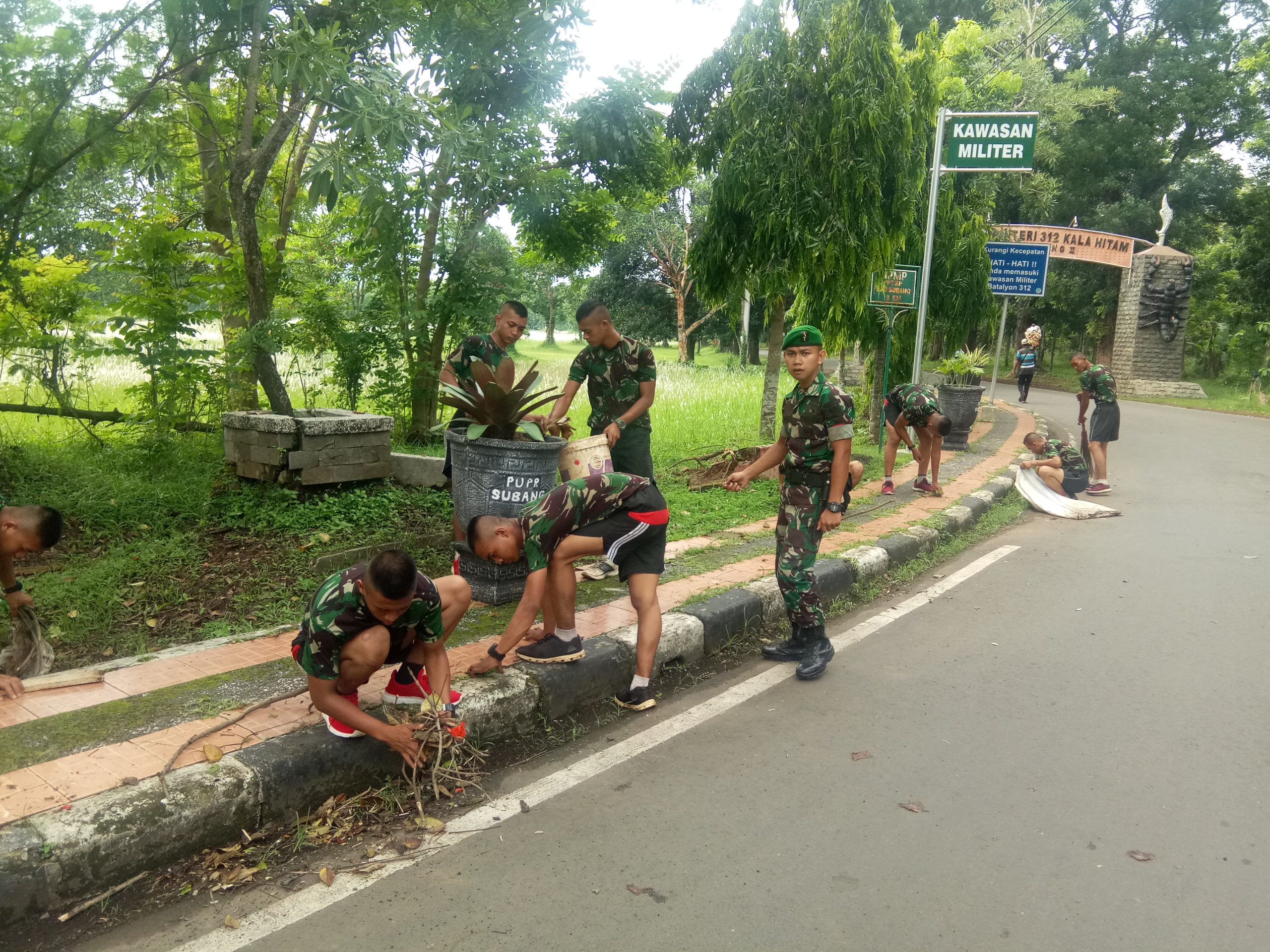 Anggota TNI Ajak Masyarakat Kerja Bakti