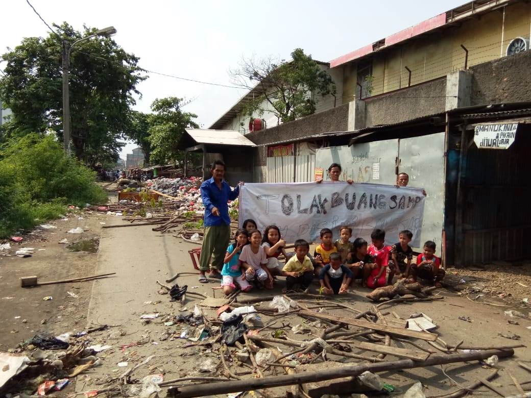 Sampah Menumpuk, Emak-Emak Blokir Jalan