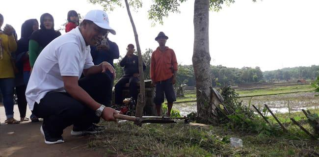 Cegah Banjir, Aming Bersihkan Drainase