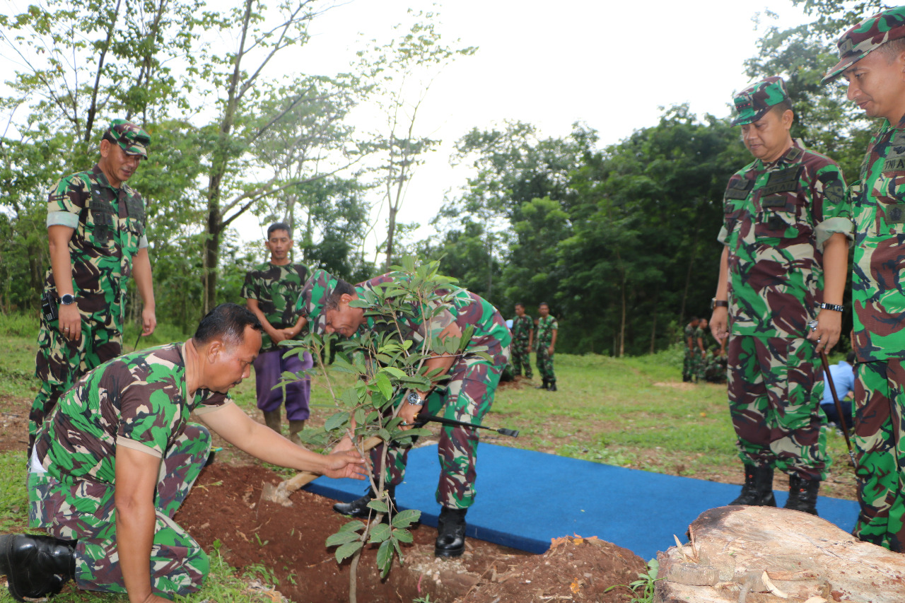 Danlanud Pimpin Penanaman Pohon untuk Cegah Banjir