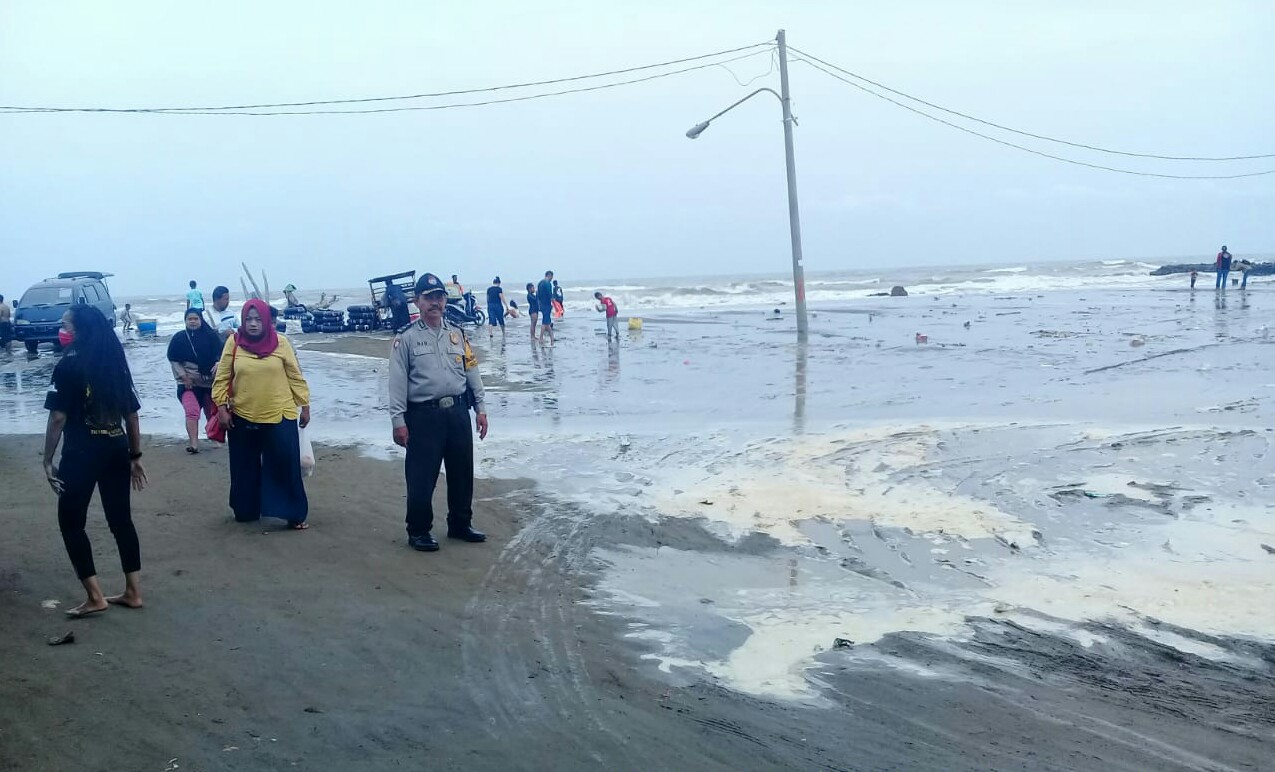 Polsek Legonkulon Siagakan Personel di Pantai Pondok Bali