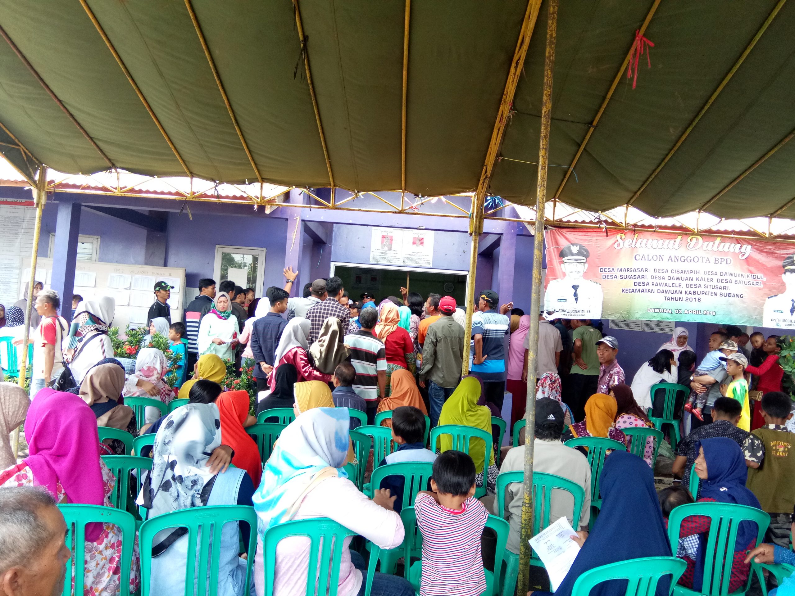 Saling Dorong di Pintu Masuk TPS