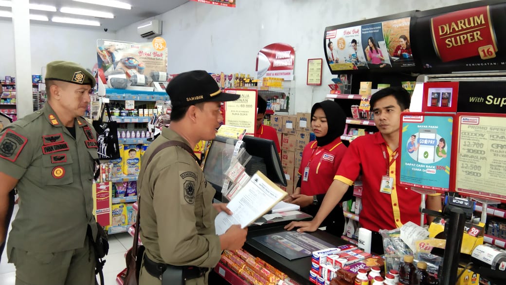 Satpol PP Tutup 5 Minimarket Tak Berizin