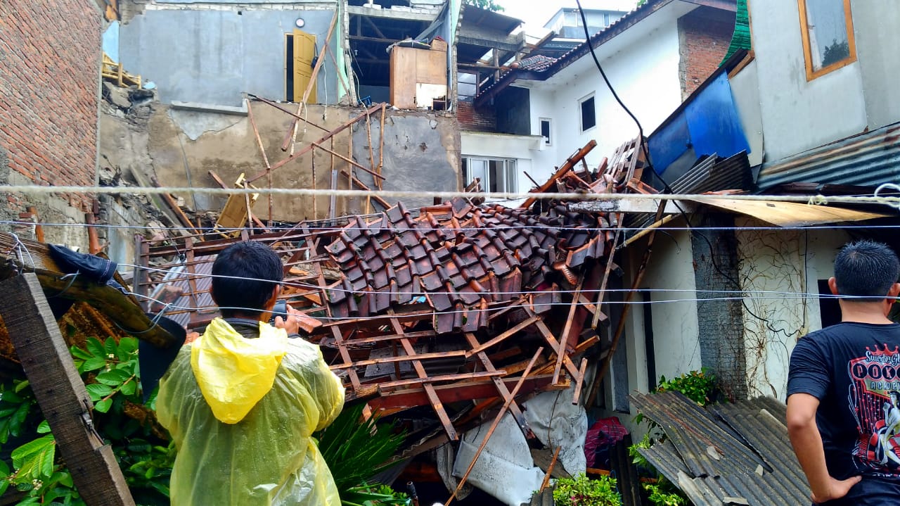 Satu Warga Tertimpa Bangunan, Banjir hingga Longsor Terjang Kawasan Lembang